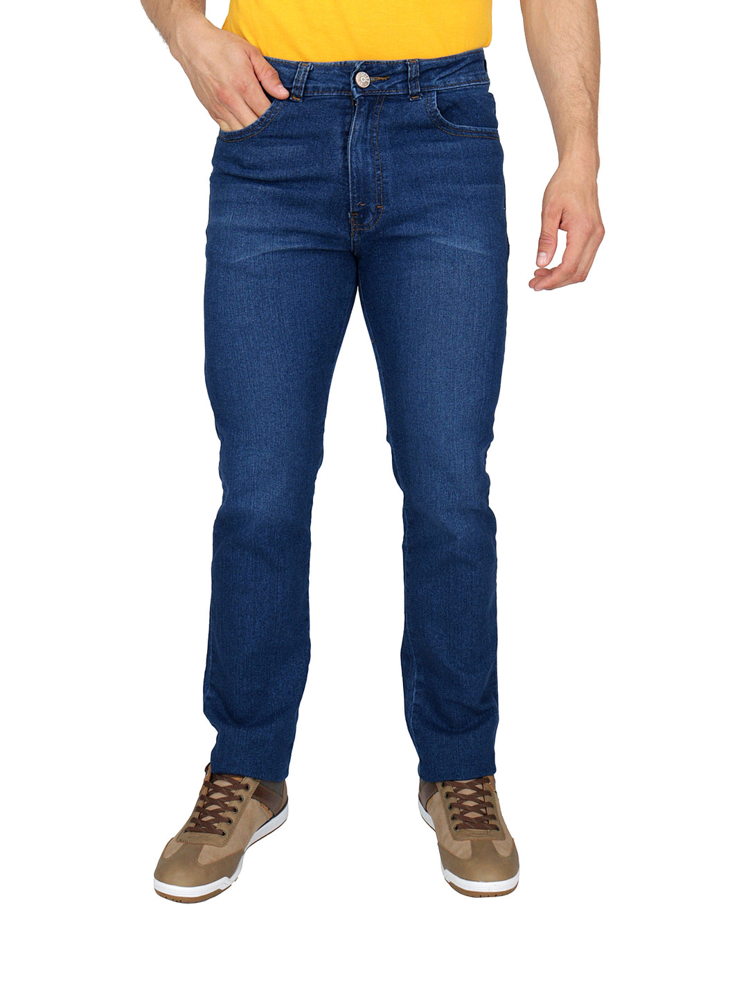 Hombre vistiendo pantalones jeans de mezclilla color azul y calzado color café.