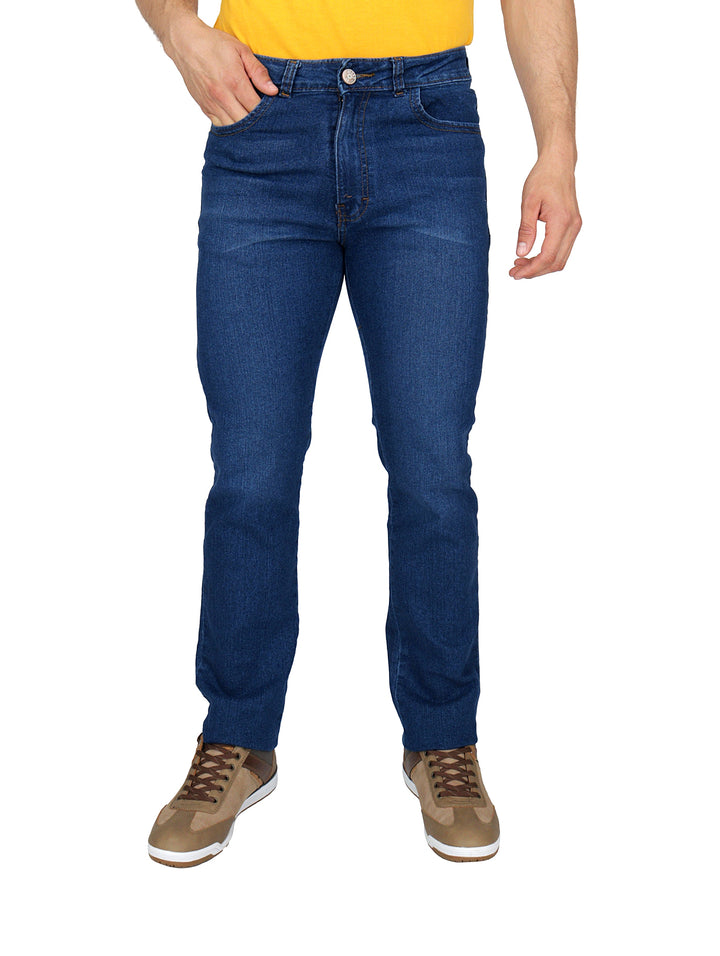 Hombre vistiendo pantalones jeans de mezclilla color azul y calzado color café.