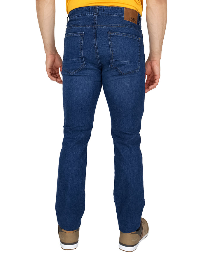 Hombre vistiendo pantalones jeans de mezclilla color azul y calzado color café.