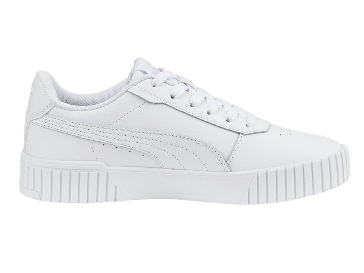 Tenis PUMA Carina 2.0 JR color blanco con suela de plataforma y agujetas blancas.