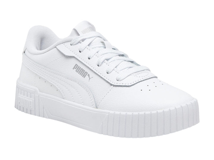 Tenis PUMA Carina 2.0 JR color blanco con suela de plataforma y agujetas blancas.