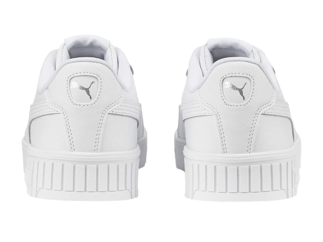 Tenis PUMA Carina 2.0 JR color blanco con suela de plataforma y agujetas blancas.