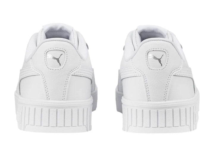Tenis PUMA Carina 2.0 JR color blanco con suela de plataforma y agujetas blancas.
