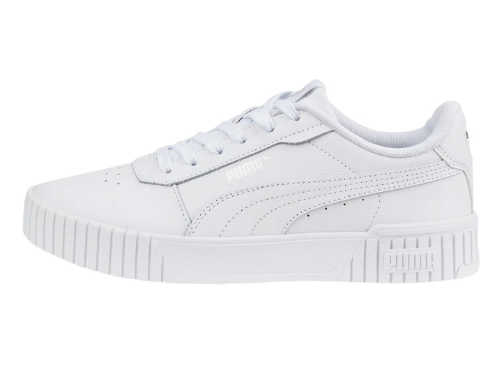 Tenis PUMA Carina 2.0 JR color blanco con suela de plataforma y agujetas blancas.