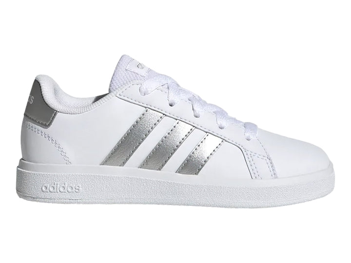 Tenis Adidas Grand Court 2.0 en color blanco con tres franjas plateadas laterales y suela blanca.