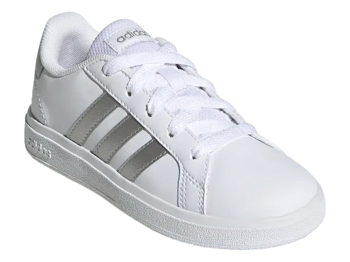 Tenis Adidas Grand Court 2.0 en color blanco con tres franjas plateadas laterales y suela blanca.