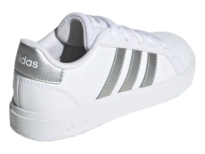 Tenis Adidas Grand Court 2.0 en color blanco con tres franjas plateadas laterales y suela blanca.