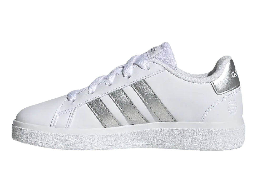 Tenis Adidas Grand Court 2.0 en color blanco con tres franjas plateadas laterales y suela blanca.