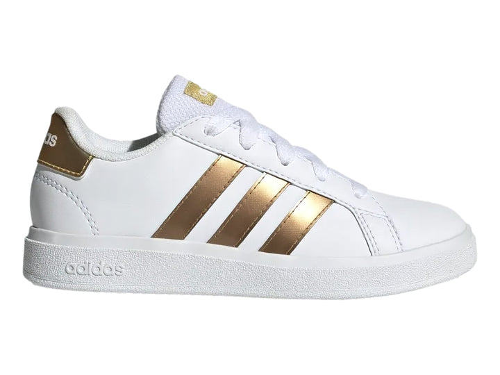Tenis Adidas Grand Court 2.0 en color blanco con tres franjas laterales y detalles en dorado mate.