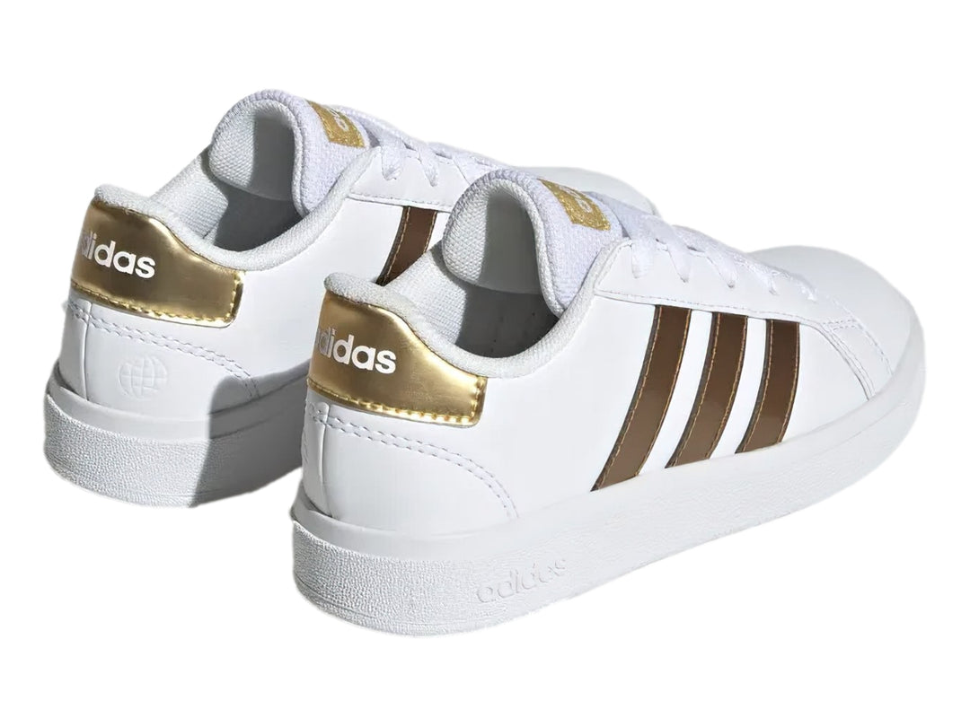 Tenis Adidas Grand Court 2.0 en color blanco con tres franjas laterales y detalles en dorado mate.