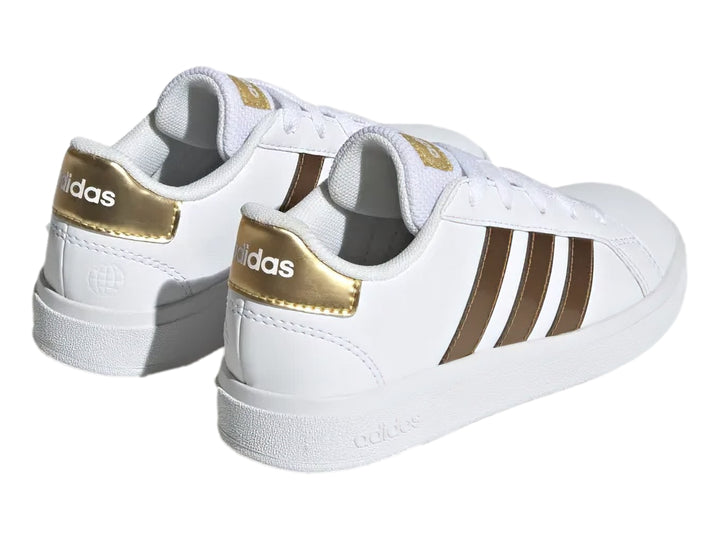 Tenis Adidas Grand Court 2.0 en color blanco con tres franjas laterales y detalles en dorado mate.