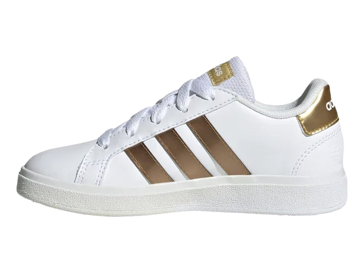 Tenis Adidas Grand Court 2.0 en color blanco con tres franjas laterales y detalles en dorado mate.
