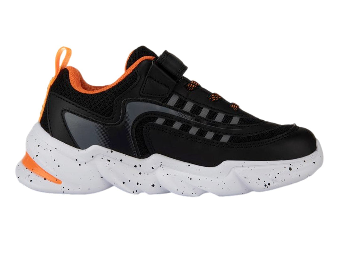Tenis deportivos K-Swiss para niño en color negro con detalles naranjas y suela blanca moteada.