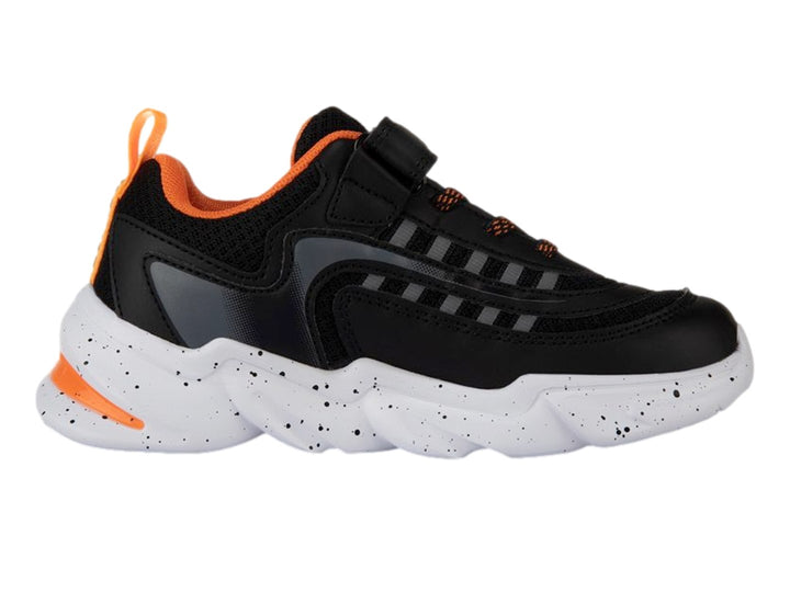 Tenis deportivos K-Swiss para niño en color negro con detalles naranjas y suela blanca moteada.