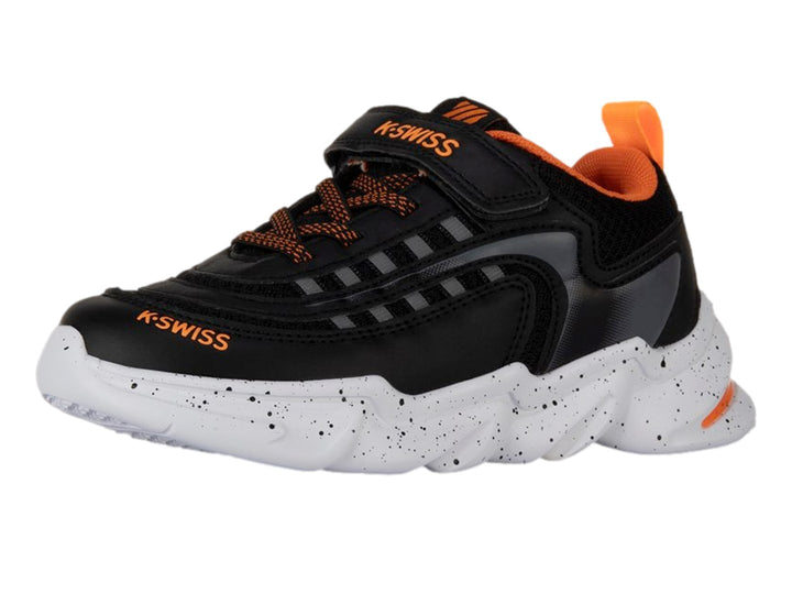 Tenis deportivos K-Swiss para niño en color negro con detalles naranjas y suela blanca moteada.
