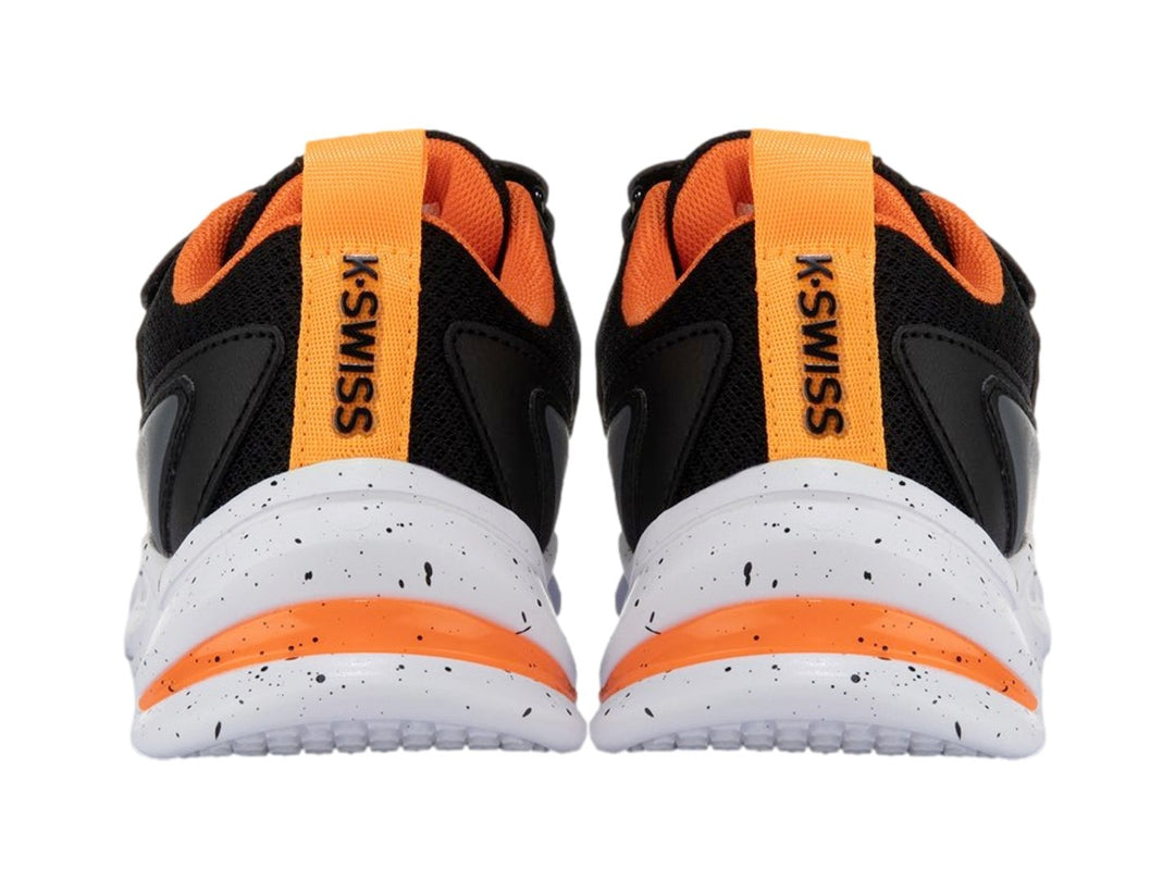 Tenis deportivos K-Swiss para niño en color negro con detalles naranjas y suela blanca moteada.