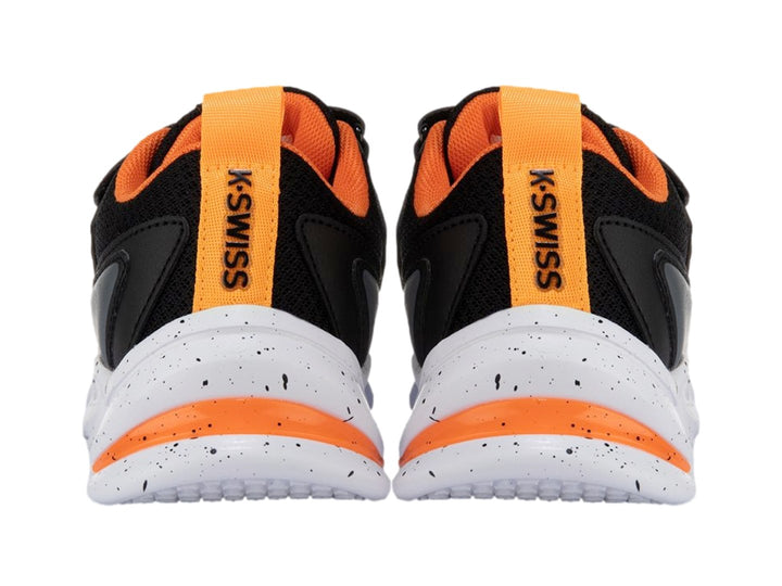 Tenis deportivos K-Swiss para niño en color negro con detalles naranjas y suela blanca moteada.