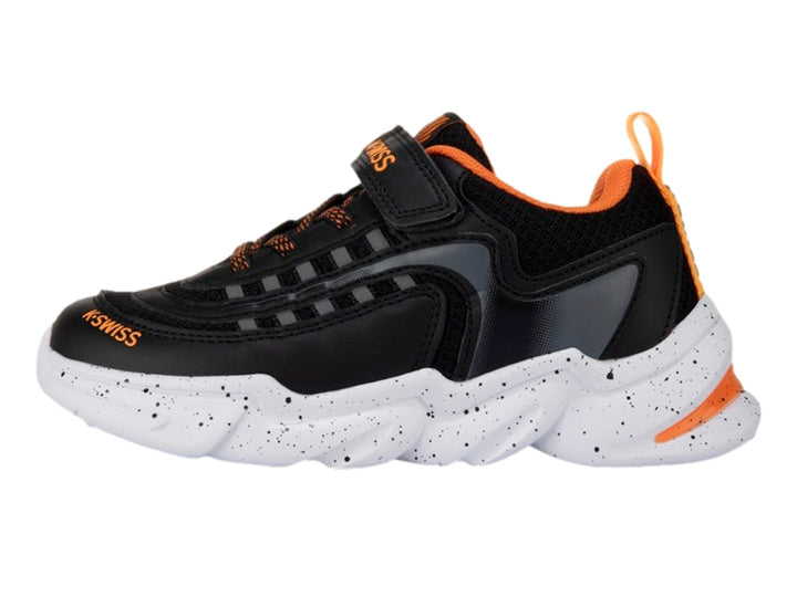 Tenis deportivos K-Swiss para niño en color negro con detalles naranjas y suela blanca moteada.