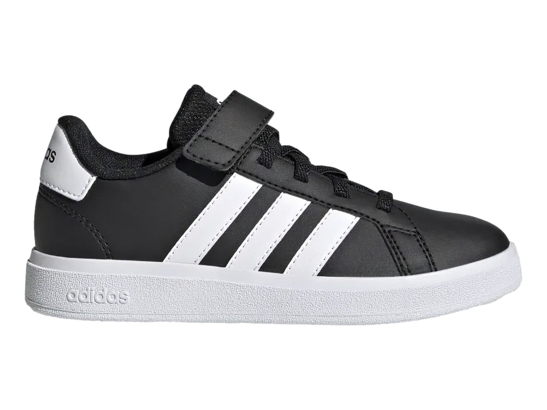 Tenis Adidas Grand Court 2.0 color negro con tres franjas blancas y suela blanca.