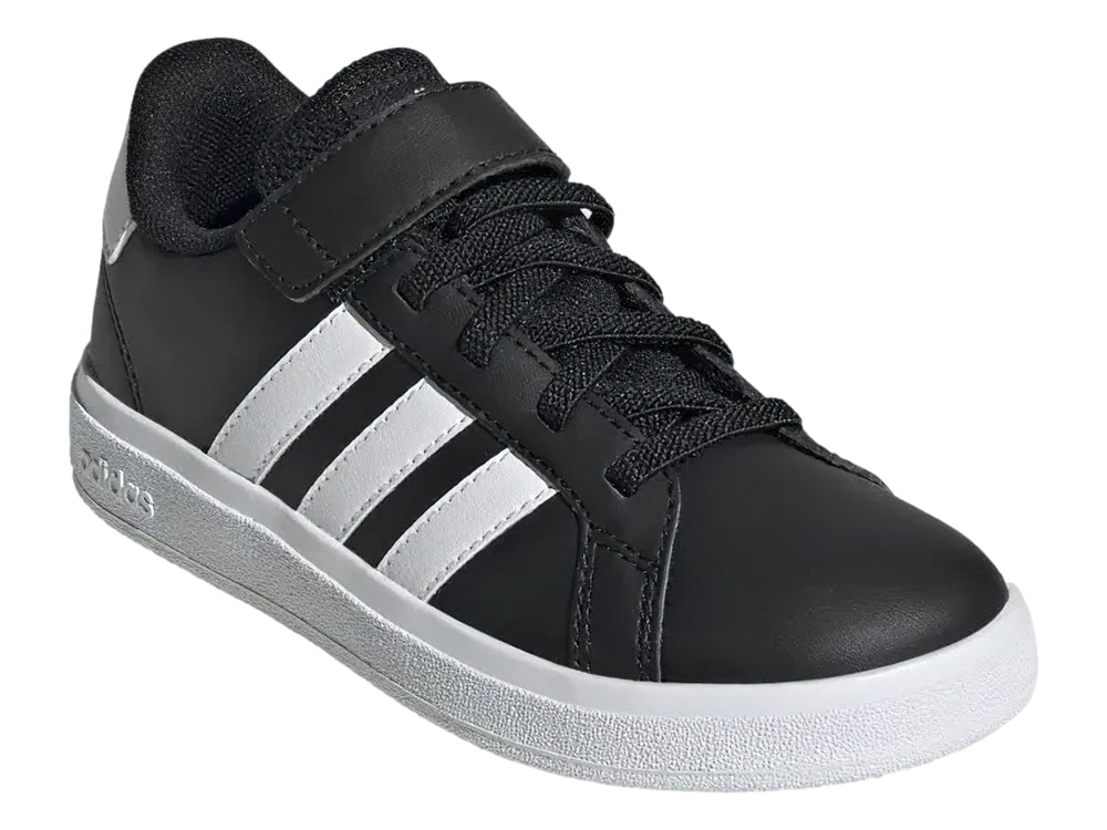 Tenis Adidas Grand Court 2.0 color negro con tres franjas blancas y suela blanca.