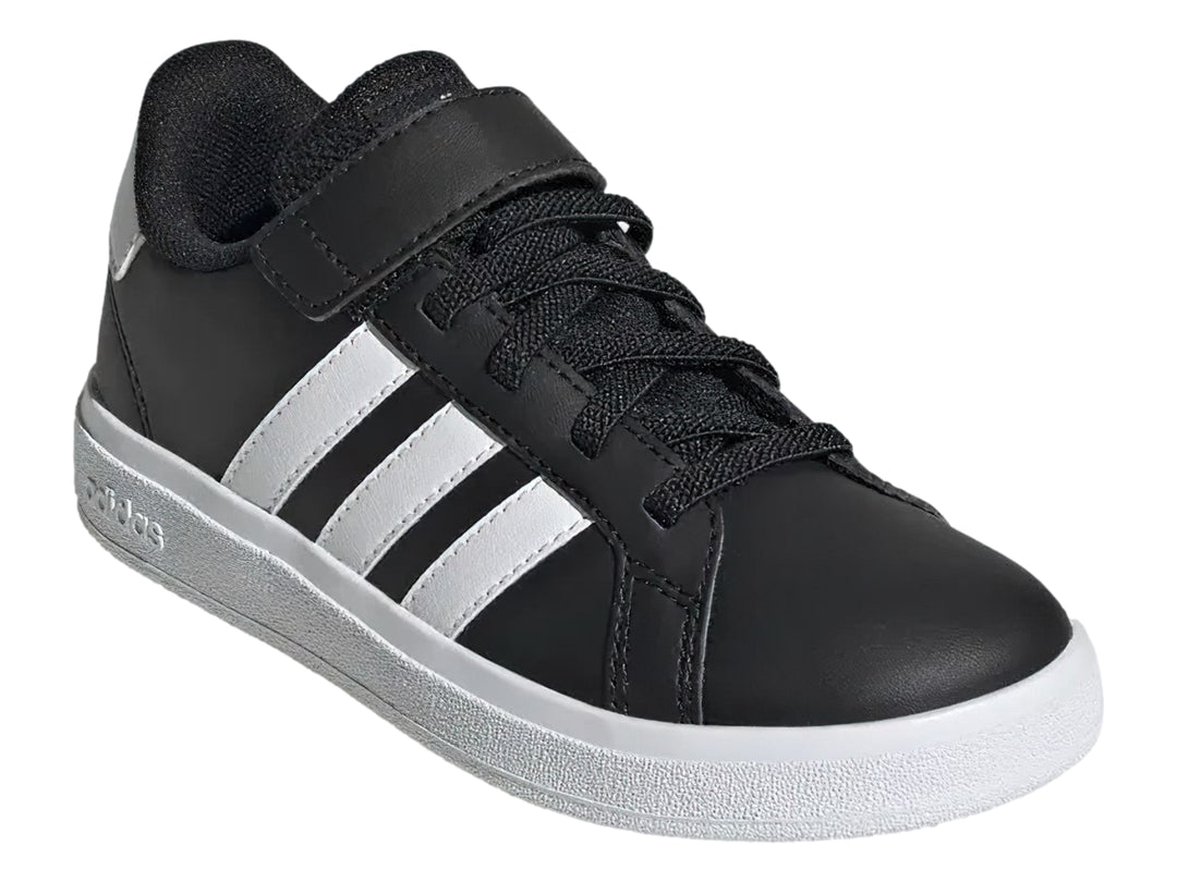 Tenis Adidas Grand Court 2.0 color negro con tres franjas blancas y suela blanca.