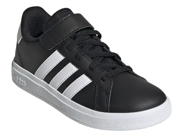 Tenis Adidas Grand Court 2.0 color negro con tres franjas blancas y suela blanca.