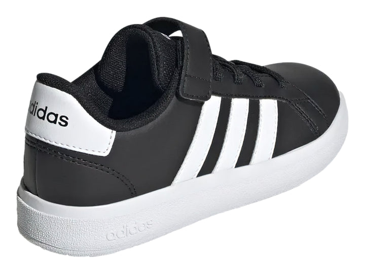 Tenis Adidas Grand Court 2.0 color negro con tres franjas blancas y suela blanca.