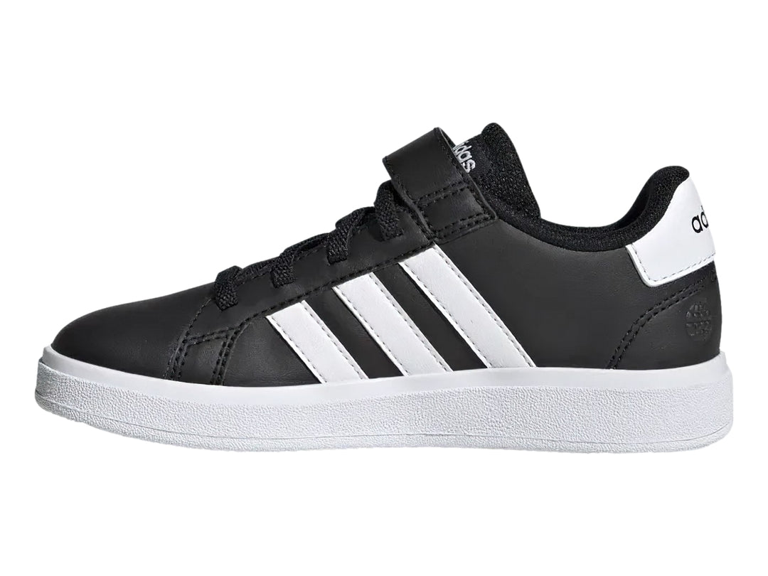 Tenis Adidas Grand Court 2.0 color negro con tres franjas blancas y suela blanca.