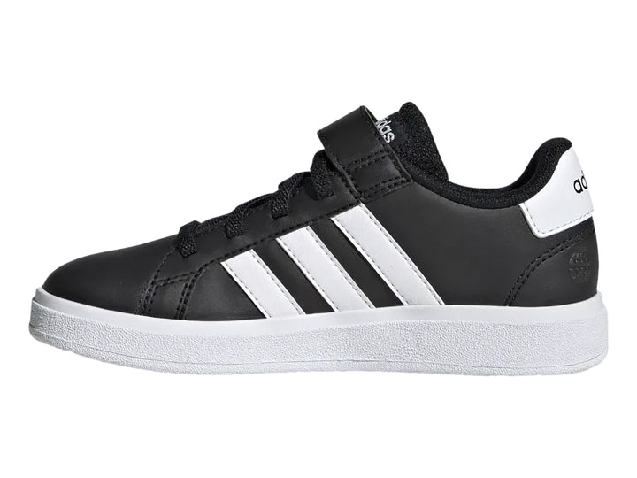 Tenis Adidas Grand Court 2.0 color negro con tres franjas blancas y suela blanca.