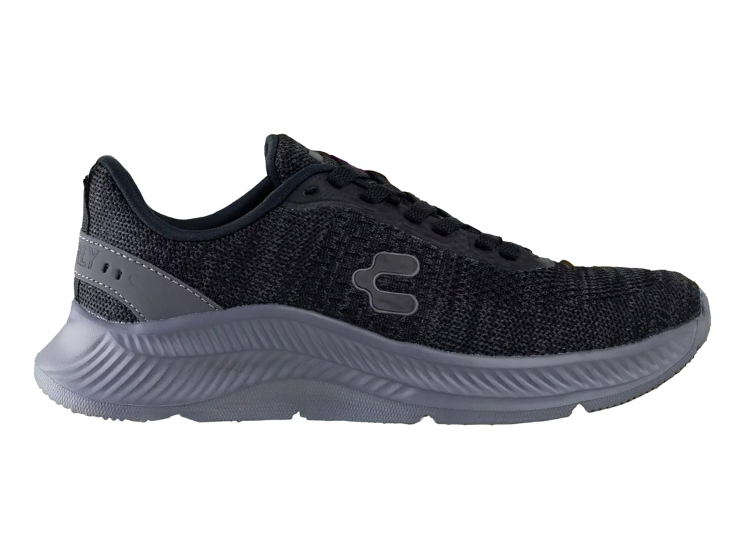 Tenis deportivos Charly en color negro y gris con suela robusta y tejido transpirable.