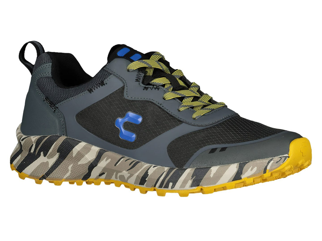 Tenis deportivos Charly en color gris con suela amarilla y detalles de camuflaje en la entresuela.