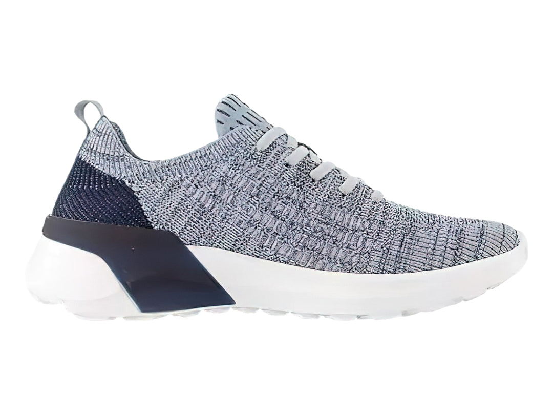 Tenis deportivos Charly de tela tejida en color gris y azul con suela blanca y detalle oscuro en el talón.
