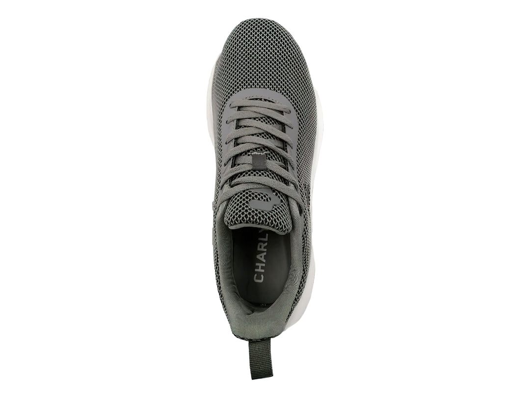 Tenis deportivos Charly en color gris con suela blanca y detalles en negro.