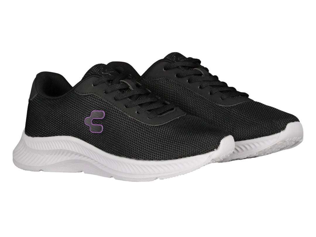 Tenis deportivos Charly color negro con suela blanca y logotipo morado.