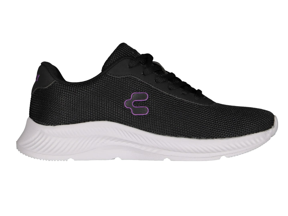 Tenis deportivos Charly color negro con suela blanca y logotipo morado.