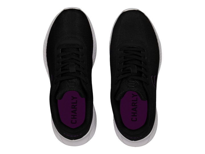 Tenis deportivos Charly color negro con suela blanca y logotipo morado.