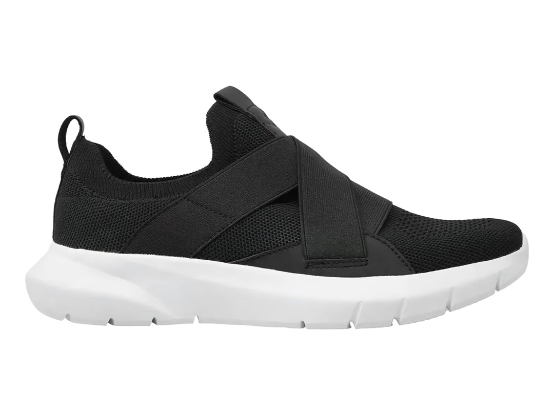 Tenis deportivos Charly en color negro con suela blanca y diseño de bandas elásticas transversales.