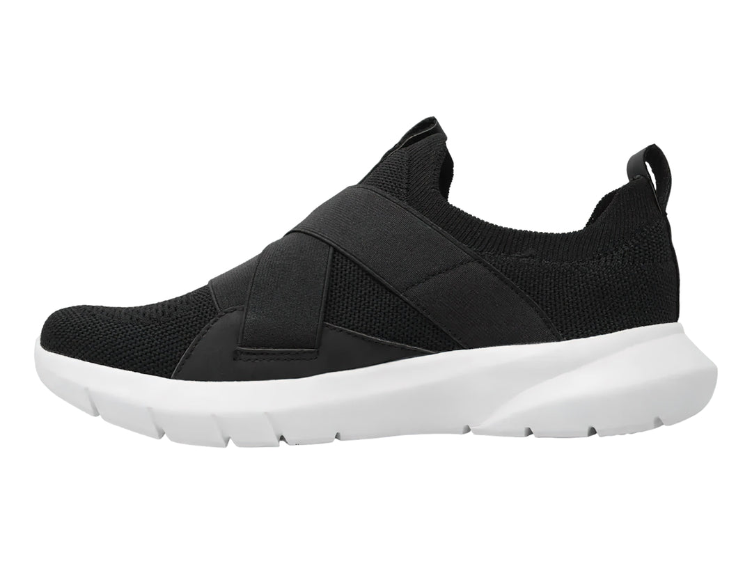 Tenis deportivos Charly en color negro con suela blanca y diseño de bandas elásticas transversales.