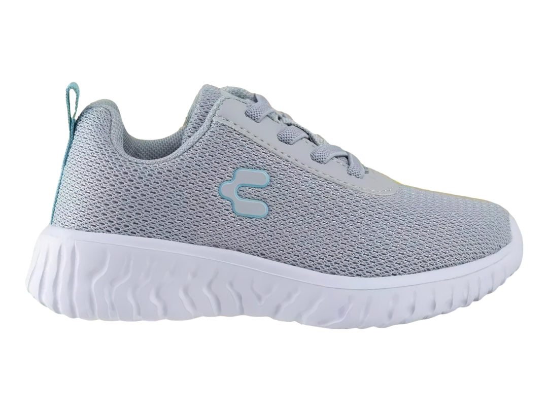 Tenis deportivos Charly de color gris con suela blanca y detalles en azul claro.
