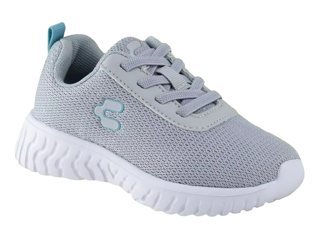 Tenis deportivos Charly de color gris con suela blanca y detalles en azul claro.
