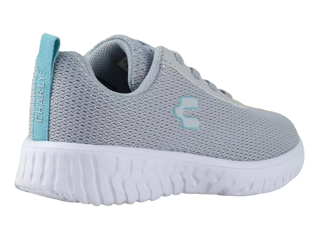 Tenis deportivos Charly de color gris con suela blanca y detalles en azul claro.