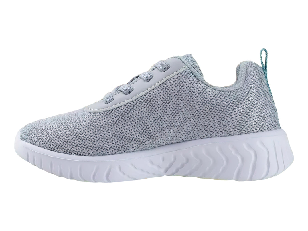 Tenis deportivos Charly de color gris con suela blanca y detalles en azul claro.