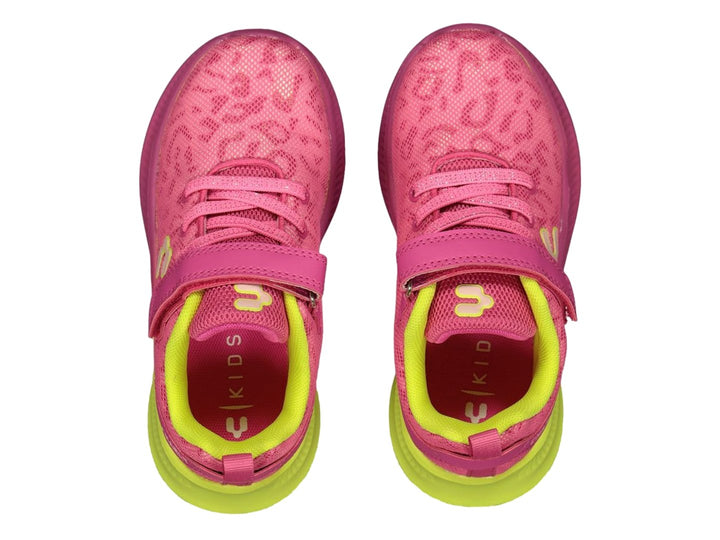 Tenis deportivos Charly para niña en colores rosa fucsia y verde lima con correa de velcro.