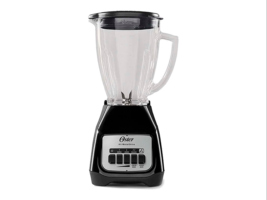 Licuadora Oster de color negro con vaso de vidrio transparente y controles frontales.