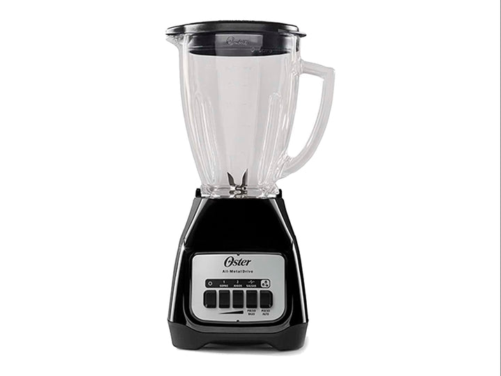 Licuadora Oster de color negro con vaso de vidrio transparente y controles frontales.