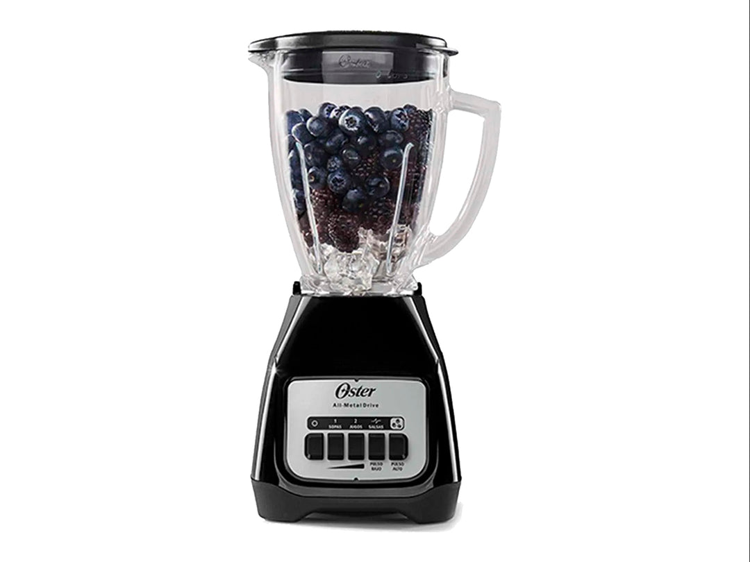 Licuadora Oster de color negro con vaso de vidrio transparente y controles frontales.