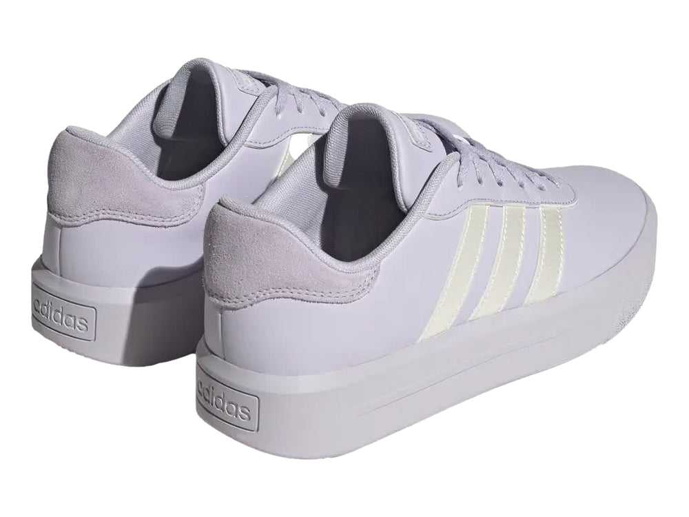 Tenis Adidas color morado claro con tres franjas plateadas y suela de plataforma