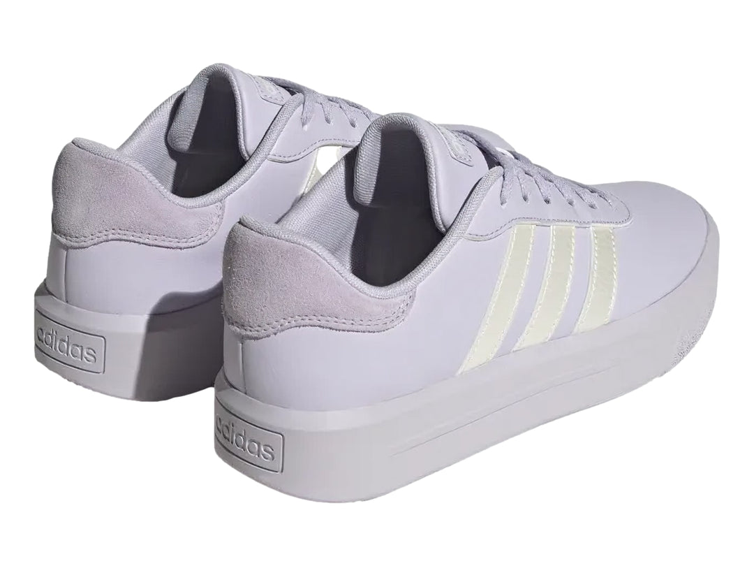 Tenis Adidas color morado claro con tres franjas plateadas y suela de plataforma