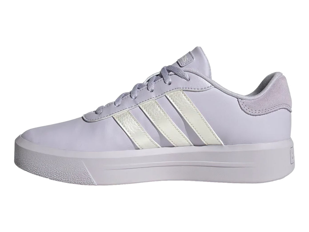 Tenis Adidas color morado claro con tres franjas plateadas y suela de plataforma