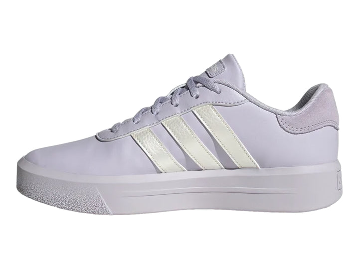Tenis Adidas color morado claro con tres franjas plateadas y suela de plataforma